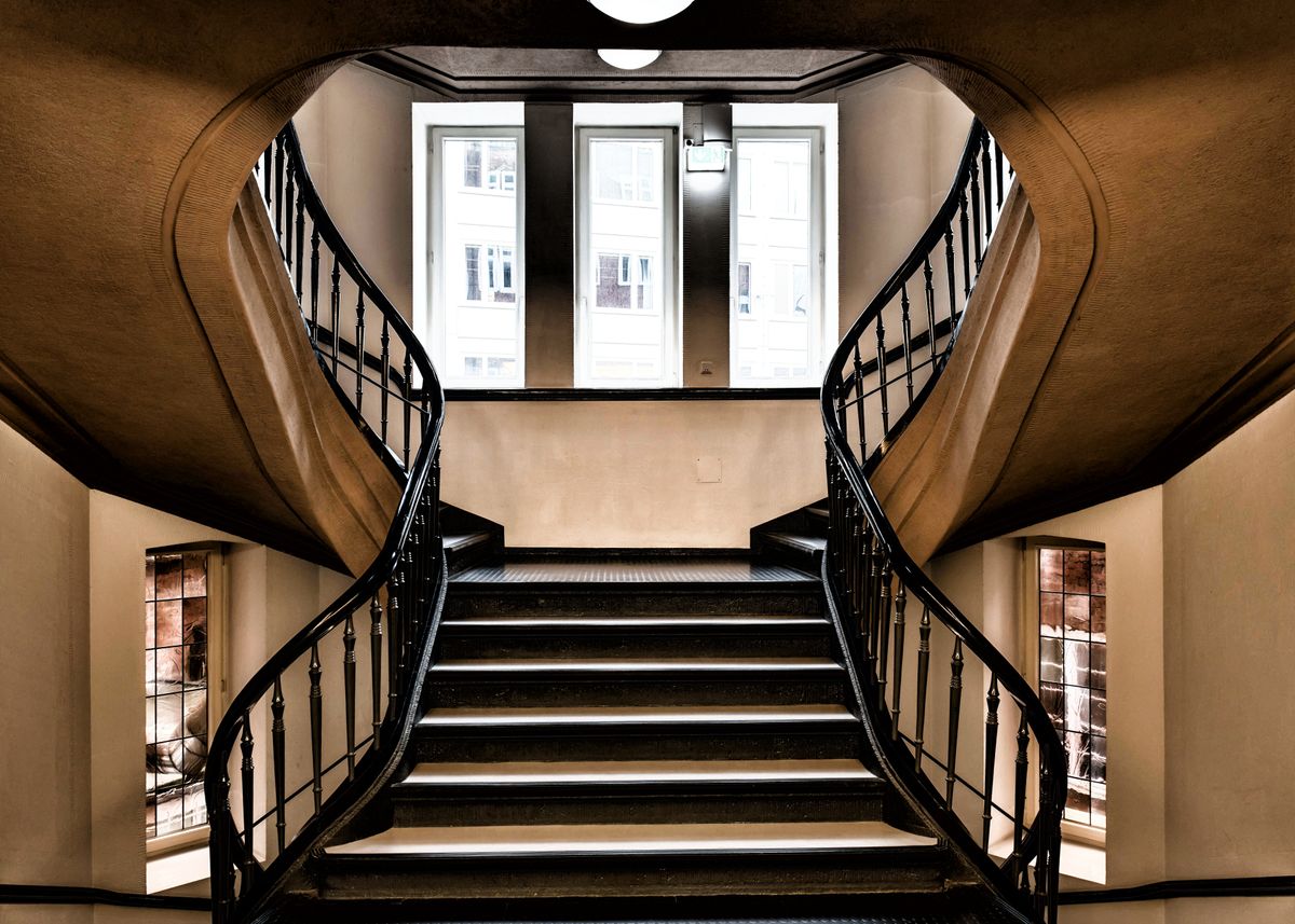 Elegantes geschwungenes Treppenhaus in einem Altbau mit Gemeinschaftseigentum