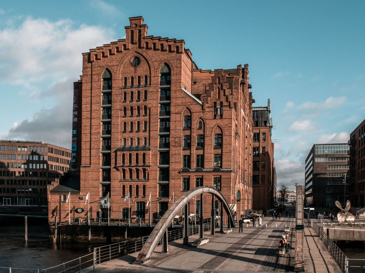 Historische Speicherstadt Hamburg mit Backsteingebäuden am Wasser