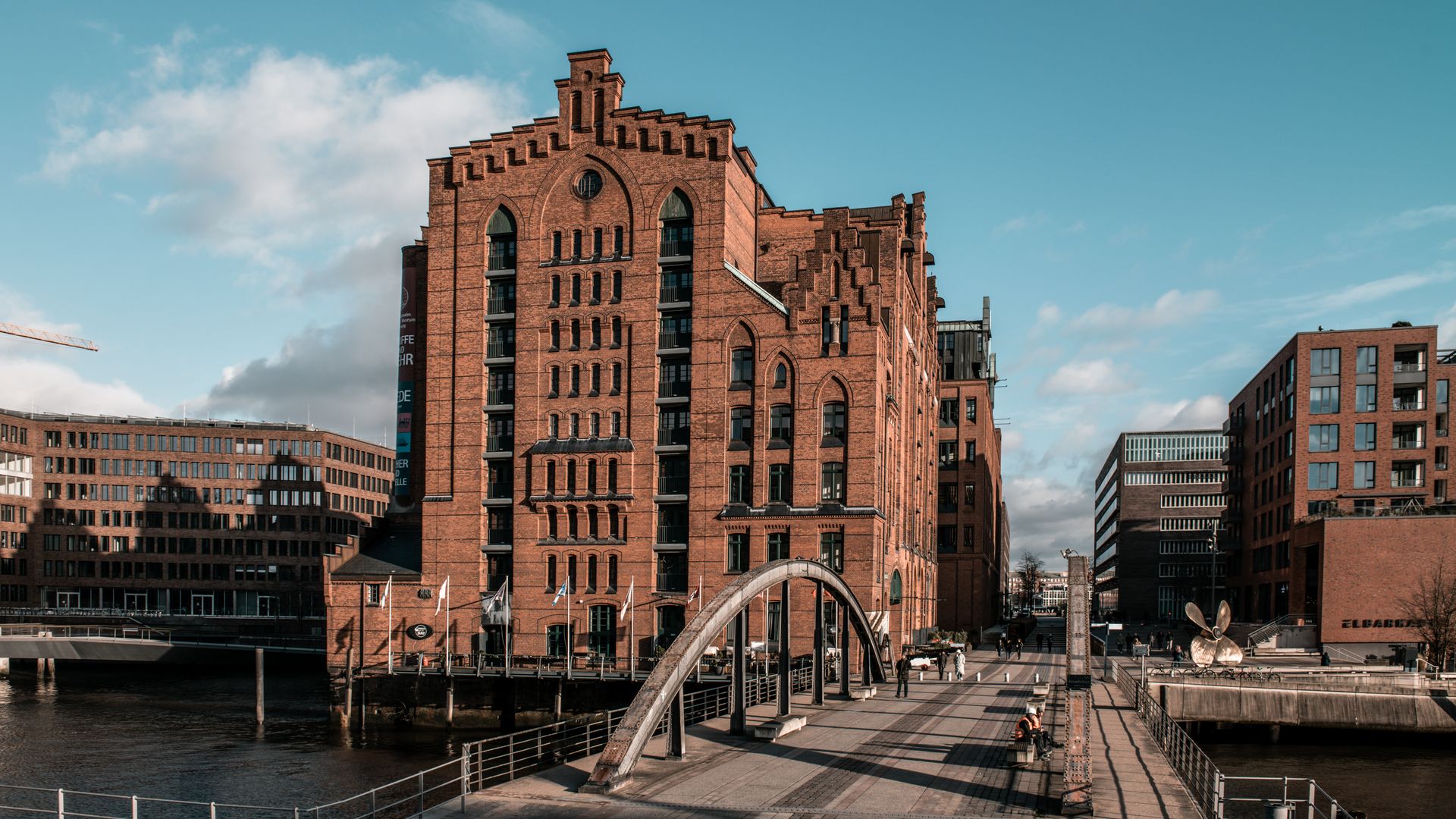 Historische Speicherstadt Hamburg mit Backsteingebäuden am Wasser