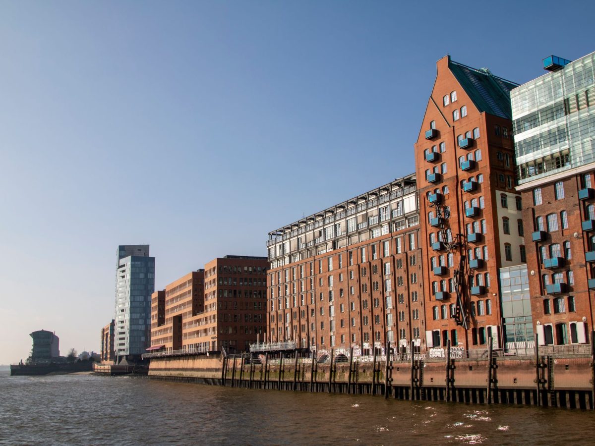 Historisches Backsteingebäude am Wasser im Hamburger Hafen