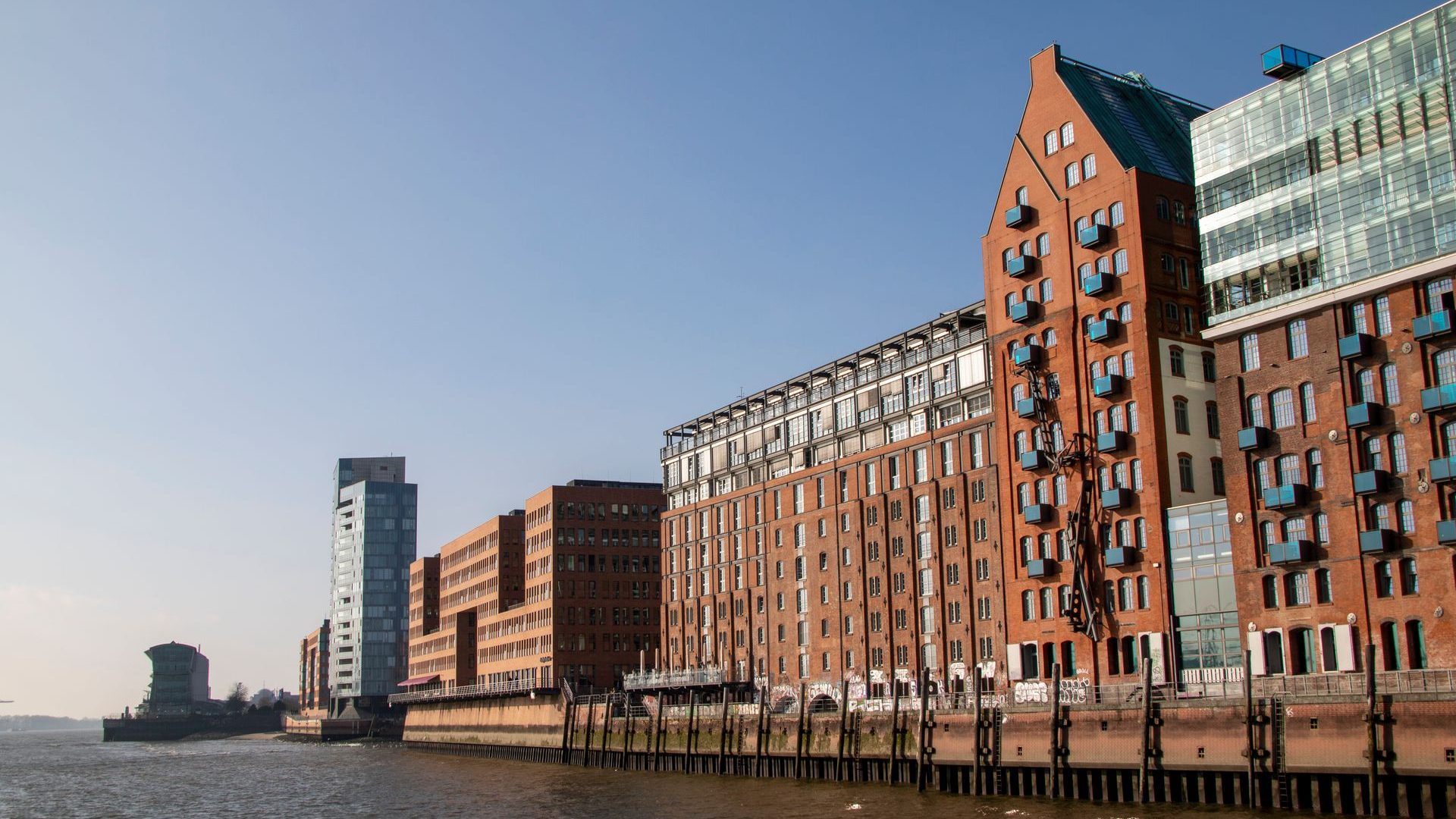 Historisches Backsteingebäude am Wasser im Hamburger Hafen