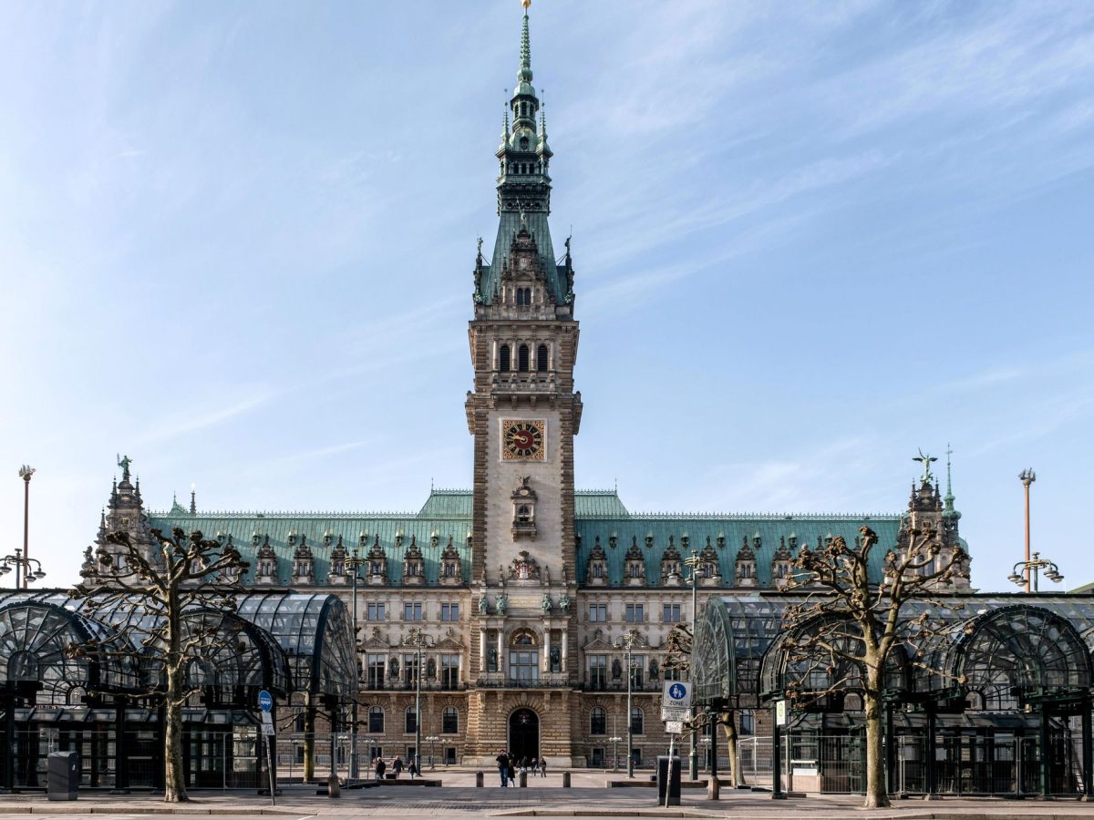 Hamburger Rathaus mit Turm vor blauem Himmel