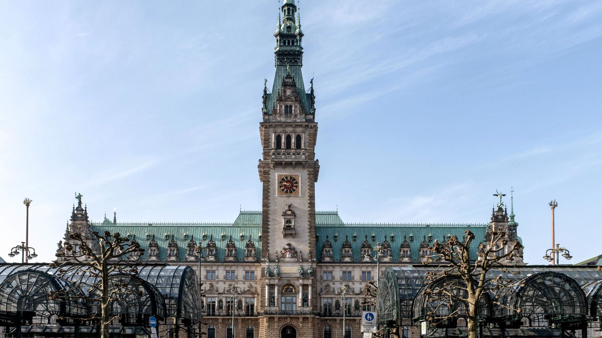 Hamburger Rathaus mit Turm vor blauem Himmel
